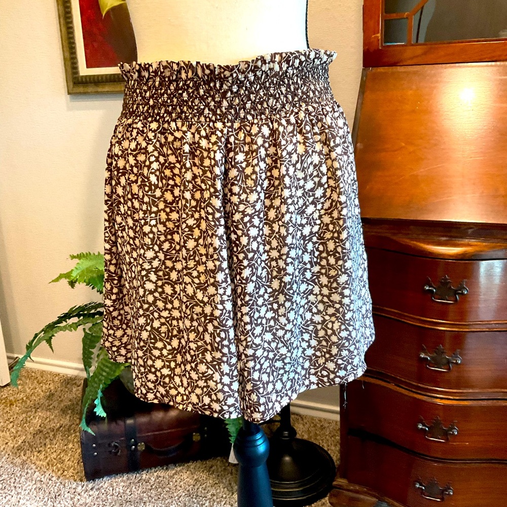 Shorts in brown and cream in size L